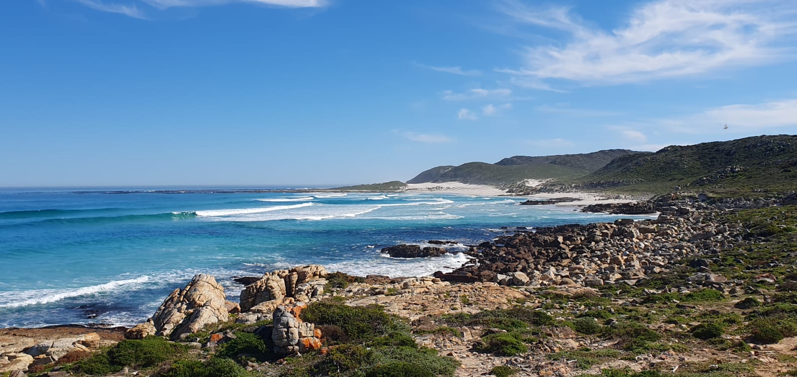 Costa rocosa y aguas azules de la Península del Cabo