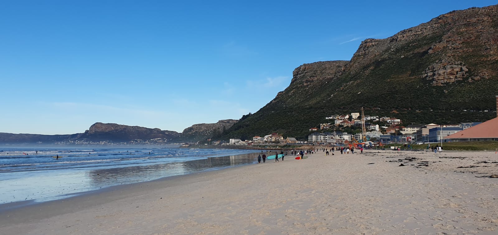 Playa de Muizenberg junto a las montañas
