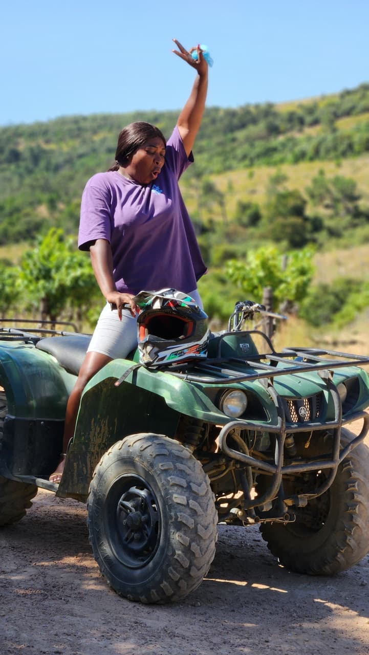 Viajera celebrando junto a un quad