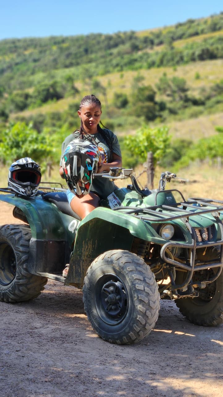 Viajera preparándose para una experiencia en quad